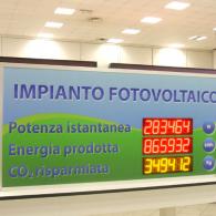 Pannello gigante per informazioni sugli impianti fotovoltaici e solari